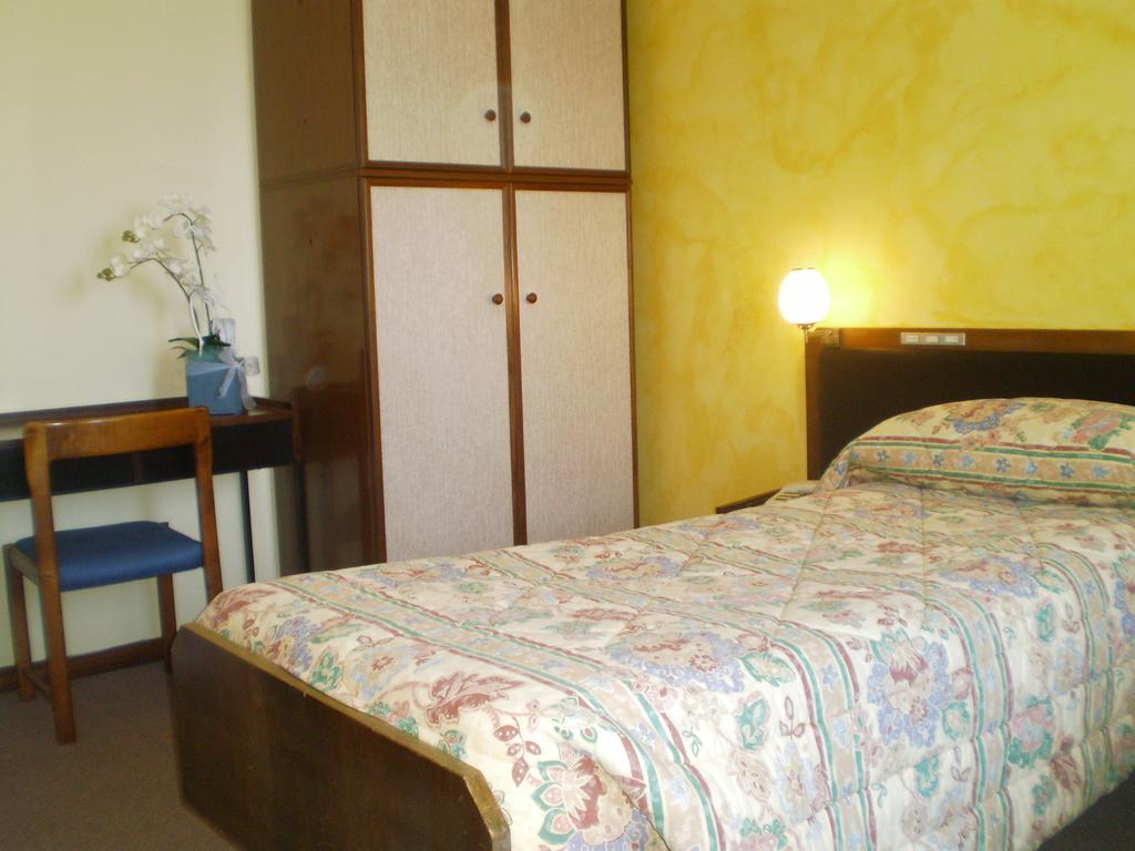 Hotel Belvedere Lanzo dʼIntelvi Camera foto